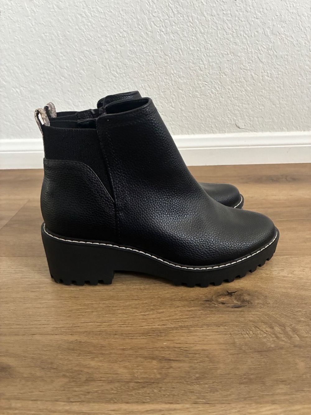 Universal Thread Black Platform Chelsea Boots Lug Sole Chunky Ankle Boots Women - Picture 6 of 10